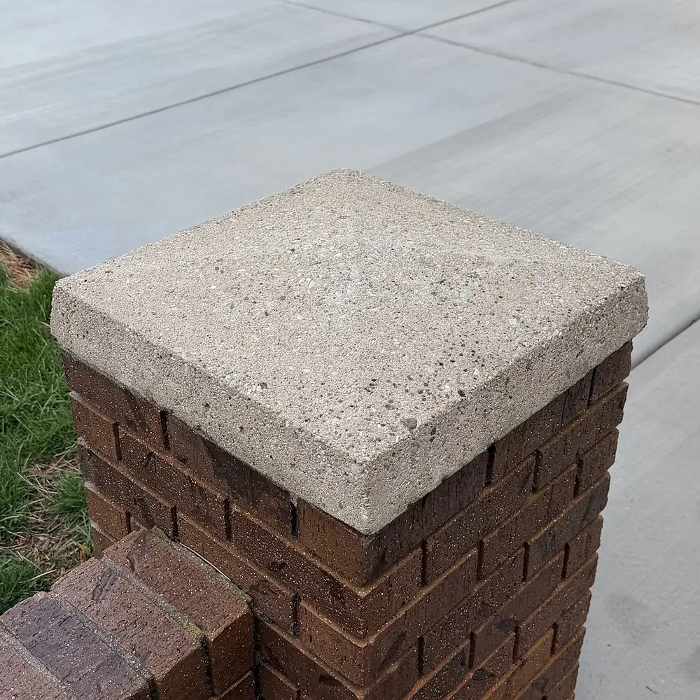 Pillar cap after cleaning: clean, even gray concrete